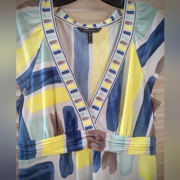 BCBGMaxAzria V-Neck Short Sleeve Blouse, Multicolor, Perfect Condition - Picture 3 of 7